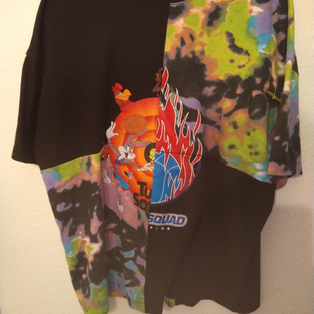 Forever 21 and space jam Looney toons Collaboration   black  sz med transition t
